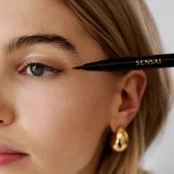 Designing Liquid Eyeliener Líquido