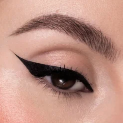 Eyeliner Efecto Negro Intenso