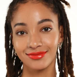 Satin Glow Barra de Labios con Brillo Luminoso
