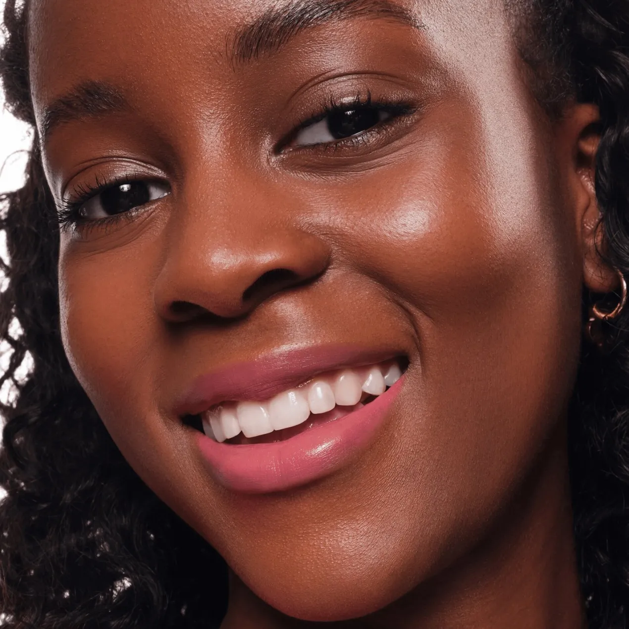 Satin Glow Barra de Labios con Brillo Luminoso