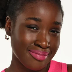 Satin Glow Barra de Labios con Brillo Luminoso