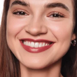 Satin Glow Barra de Labios con Brillo Luminoso