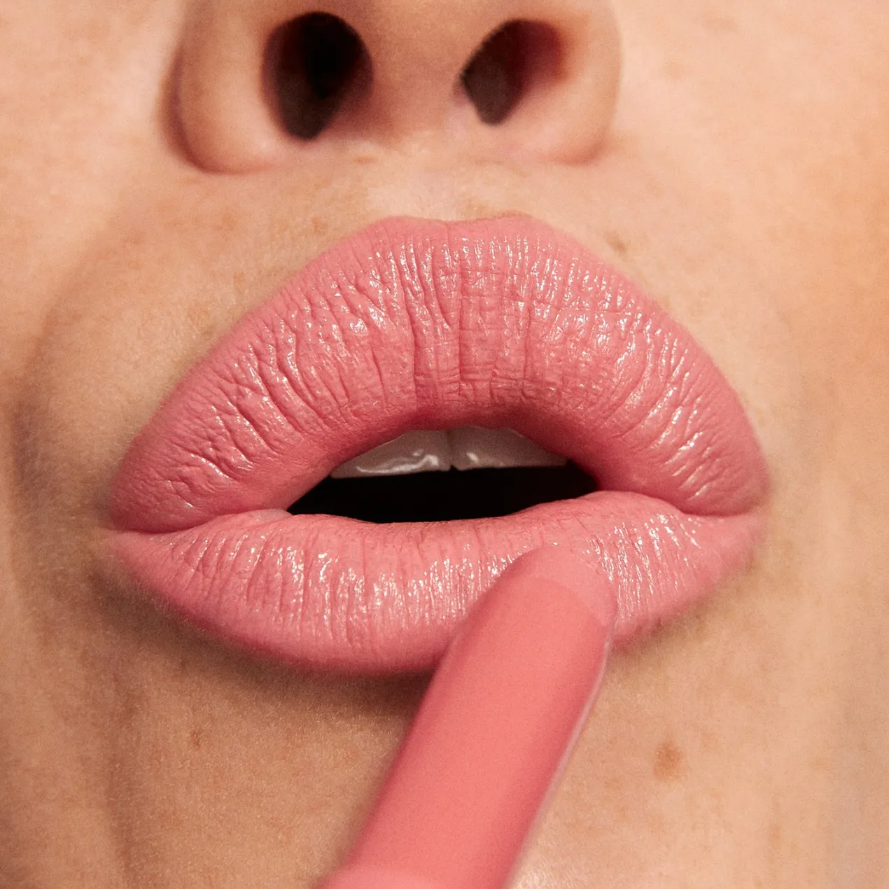 The Color Lip Glow