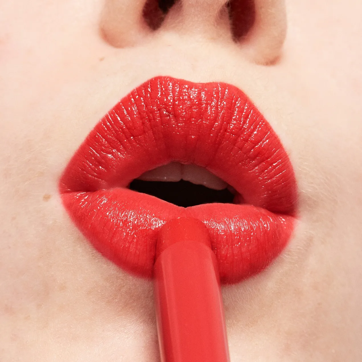 The Color Lip Glow