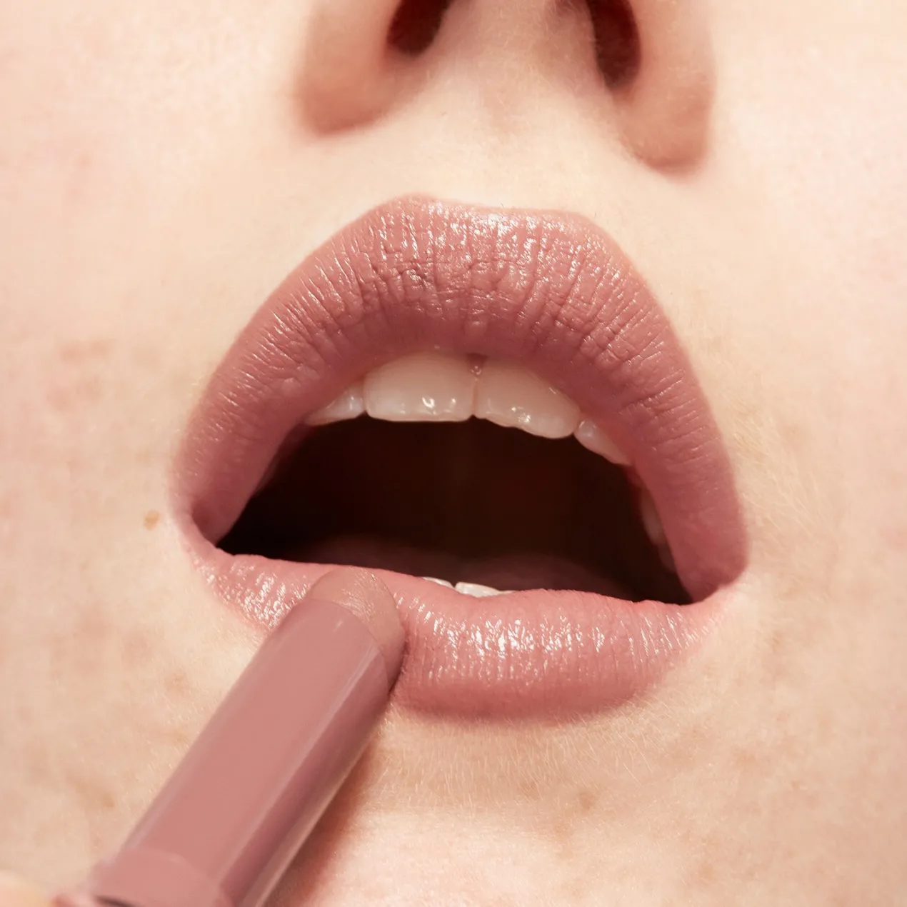 The Color Lip Glow